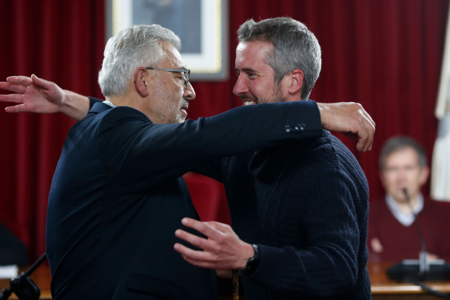 Archivo - El alcalde de Lugo, Miguel Fernádez (PSOE), con el teniente de alcalde, Rubén Arroxo (BNG), en el pleno de toma de posesión del regidor