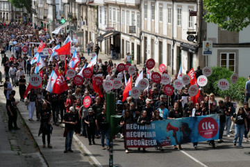 Miles de docentes recorren las calles de Santiago para reclamar mejoras laborales