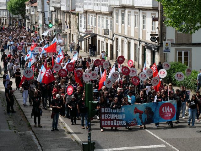 Miles de docentes recorren las calles de Santiago para reclamar mejoras laborales