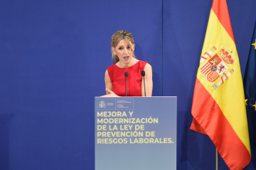 Archivo - La vicepresidenta segunda del Gobierno y ministra de Trabajo y Economía Social, Yolanda Díaz, interviene en el acto de firma con los secretarios generales de CCOO, Unai Sordo y de UGT, Pep