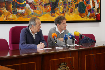 El alcalde de O Carballiño, Francisco Fumega (PSOE), y el regidor en funciones, José Castro-Gil (PP), ofrecen una rueda de prensa en el Ayuntamiento para dar cuenta del relevo en el gobierno municip