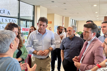 El secretario xeral del PSdeG, José Ramón Gómez Besteiro, visita a las personas participantes en el encierro protesta en el hospital do Barbanza