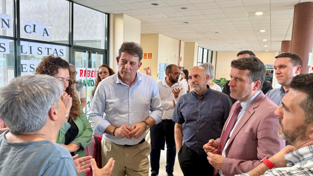 El secretario xeral del PSdeG, José Ramón Gómez Besteiro, visita a las personas participantes en el encierro protesta en el hospital do Barbanza