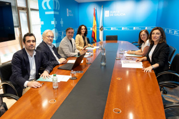 La conselleira de Medio Ambiente , Ángeles Vázquez, se reúne con representantes del sector de la construcción