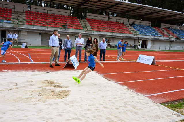 El conselleiro de Presidencia, Xustiza e Deportes, Diego Calvo, visita la renovada pista de atletismo de Monterrei, en O Pereiro de Aguiar.