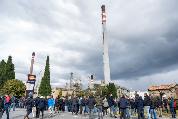 Operarios de refinerías alertan de problemas de suministro de combustible por huelga que afectará a Repsol A Coruña
