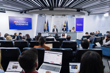 (i-d) El ministro de Hacienda, Arcadi España, el vicepresidente primero y ministro de Economía, Comercio y Empresa, Carlos Cuerpo, la ministra portavoz, Elma Saiz, y la ministra de Trabajo y Econom�