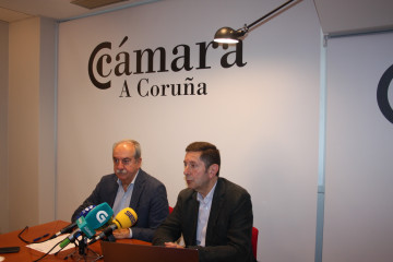 El presidente de la Cámara de Comercio de A Coruña, Antonio Couceiro, y el director general, Manuel Galdo, presentan los resultados de la actividad del organismo cameral