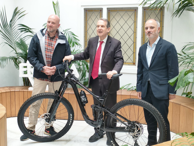 Carlos Domínguez 'Piti' (i), Abel Caballero (c), y David Regades (d)