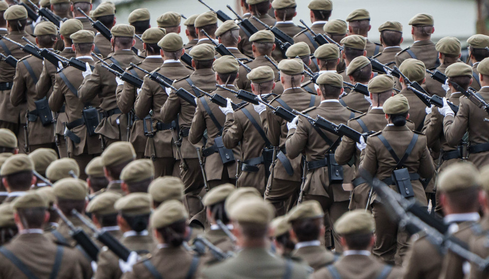 Archivo - Acto de juramento ante la bandera del personal de militares de tropa del ejército de tierra, en el Centro de Formación de Tropa (Cefot) nº 1, acuartelamiento Santa Ana, a 24 de enero de 2