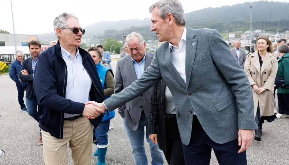 El presidente de la Xunta, Alfonso Rueda, visita el criadero de bivalvos de O Vicedo, en Lugo