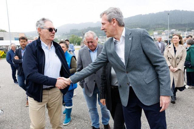 El presidente de la Xunta, Alfonso Rueda, visita el criadero de bivalvos de O Vicedo, en Lugo