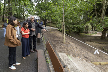 La alcaldesa de A Coruña, Inés Rey, visita las obras del parque de Santa Margarita