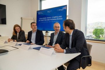 El conselleiro de Educación, Ciencia, Universidades y Formación Profesional, Román Rodríguez, y el presidente del Clúster Tecnolóxico Empresarial das Ciencias da Vida (Bioga), José Manuel Lópe