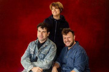 Archivo - La banda Triángulo de Amor Bizarro posa para Europa Press, a 15 de noviembre de 2024, en Madrid (España). La banda gallega toma su nombre de la canción «Bizarre Love Triangle» del grupo