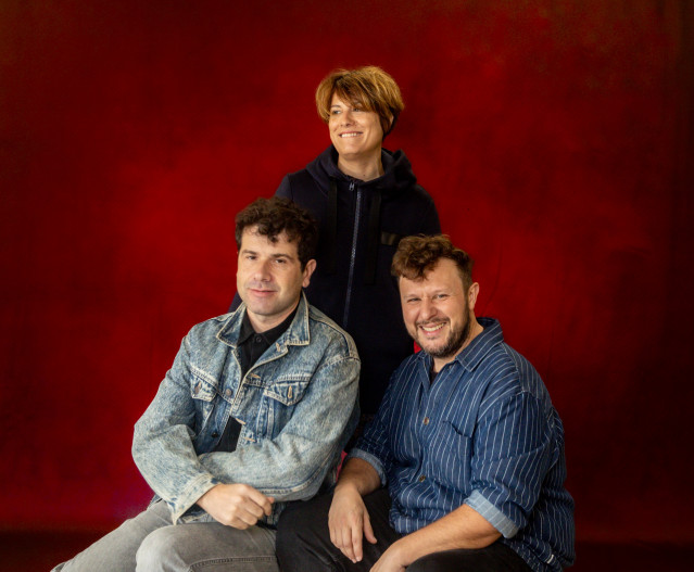 Archivo - La banda Triángulo de Amor Bizarro posa para Europa Press, a 15 de noviembre de 2024, en Madrid (España). La banda gallega toma su nombre de la canción «Bizarre Love Triangle» del grupo británico New Order. Antes de la grabación de su primer dis