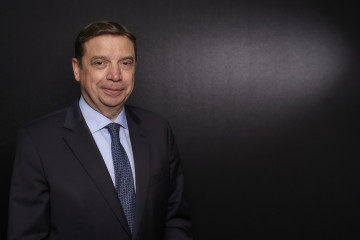 Archivo - El ministro de Agricultura, Pesca y Alimentación, Luis Planas, posa para Europa Press, a 11 de abril de 2022, en Madrid (España). Luis Planas es inspector de trabajo, diplomático, políti