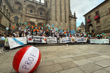 Médicos se manifiestan en Santiago contra el estatuto marco.