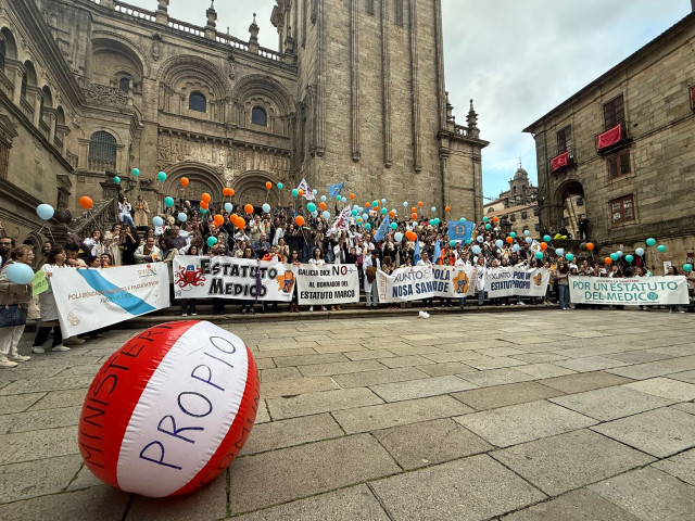 Médicos se manifiestan en Santiago contra el estatuto marco.