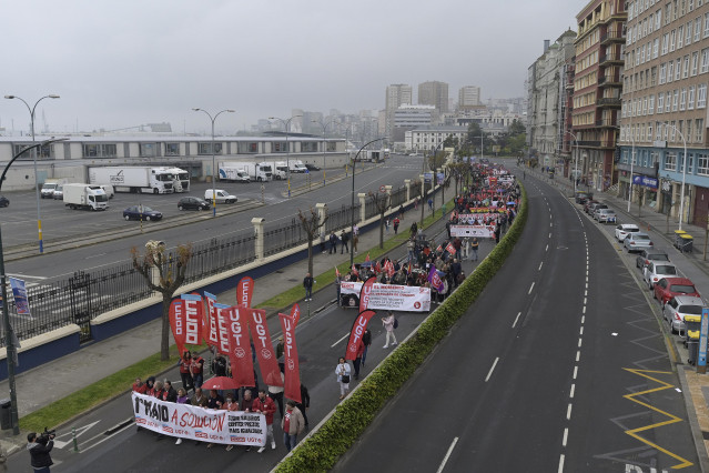 Archivo - Centenares de personas marchan, durante la manifestación por el Día Internacional de los Trabajadores o Primero de Mayo, desde la Delegación del Gobierno, a 1 de mayo de 2022, en A Coruña, Galicia (España). Bajo el lema 'La solución: subir salar