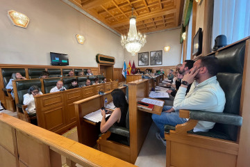 Archivo - Pleno municipal del Ayuntamiento de Santiago, a 26 de junio de 2025.