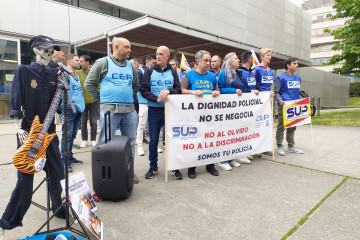 Concentración de sindicatos policiales delante de la Comisaría de Vigo para pedir más personal, más medios y mejoras en las instalaciones.