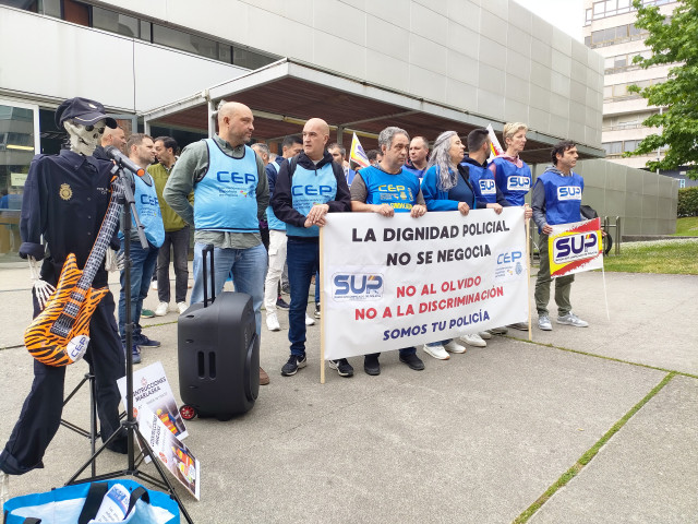 Concentración de sindicatos policiales delante de la Comisaría de Vigo para pedir más personal, más medios y mejoras en las instalaciones.