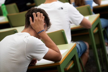 Archivo - Un estudiante realiza uno de los exámenes de las pruebas de acceso a la universidad 2023, en la Escuela Técnica Superior de Caminos, Canales y Puertos de la UPV, a 6 de junio de 2023, en V