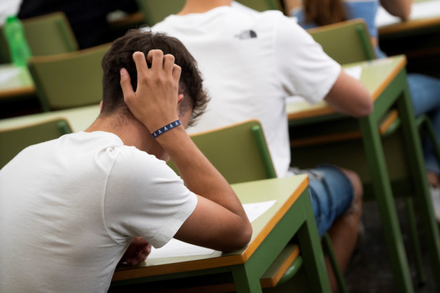Archivo - Un estudiante realiza uno de los exámenes de las pruebas de acceso a la universidad 2023, en la Escuela Técnica Superior de Caminos, Canales y Puertos de la UPV, a 6 de junio de 2023, en Valencia, Comunidad Valenciana (España).