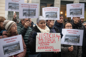 Archivo - Varias personas durante la concentración en rechazo a la absolución del exdirector de seguridad de Adif tras el accidente de Angrois, a 26 de enero de 2026, en Madrid (España). El acciden