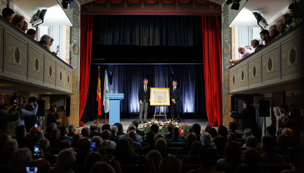 O titular do Executivo galego, Alfonso Rueda, acompañado do conselleiro de Cultura, Lingua e Xuventude, José López Campos, asiste á presentación do Privilexio Rodado de Ortigueira. Teatro do Prí