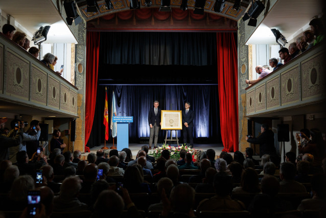 O titular do Executivo galego, Alfonso Rueda, acompañado do conselleiro de Cultura, Lingua e Xuventude, José López Campos, asiste á presentación do Privilexio Rodado de Ortigueira. Teatro do Príncipe (Ortigueira), 30/04/26.
