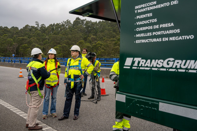 La conselleira María Martínez Allegue visita las obras de conservación en el viaducto da Moura, en la AG-46, en Moaña (Pontevedra).