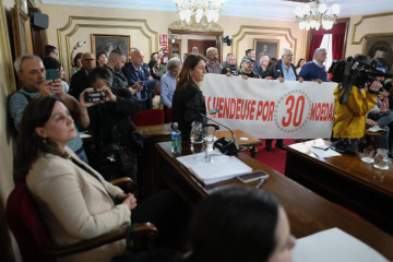 La concejala tránsfuga del PSOE, María Reigosa (i), durante el último pleno ordinario en Lugo antes de la moción de censura el próximo 7 de mayo, en el Ayuntamiento de Lugo.