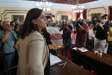 Lugo. Pleno ordinario del mes de abril del Concello de Lugo, el último previo al debate de moción de censura que se celebrará el próximo día 7 de mayo. Varios cientos de personas protestan en el 
