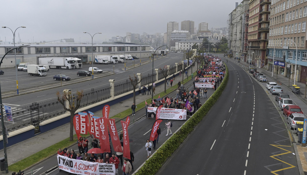 Archivo - Centenares de personas marchan, durante la manifestación por el Día Internacional de los Trabajadores o Primero de Mayo, desde la Delegación del Gobierno, a 1 de mayo de 2022, en A Coruñ