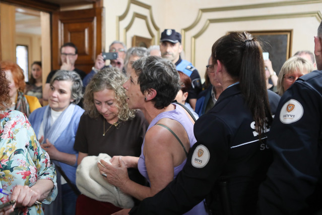 Varios vecinos interrumpen el último pleno ordinario en Lugo antes de la moción de censura el próximo 7 de mayo, en el Ayuntamiento de Lugo, a 30 de abril de 2026, en Lugo, Galicia (España).