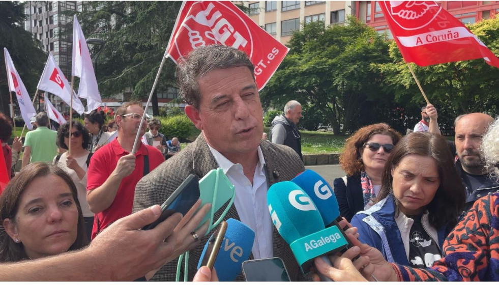 El secretario xeral del PSdeG, José Ramón Gómez Besteiro, ofrece declaraciones con motivo del Primero de Mayo