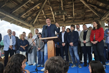 El conselleiro de Cultura, Lingua e Xuventude, José Lopez Campos, y el de Facenda e Administración Pública, Miguel Corgos, asisten a la fiesta de la filloa de Muimenta