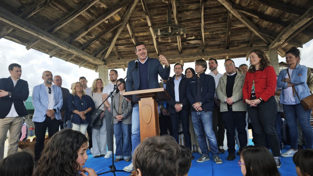 El conselleiro de Cultura, Lingua e Xuventude, José Lopez Campos, y el de Facenda e Administración Pública, Miguel Corgos, asisten a la fiesta de la filloa de Muimenta