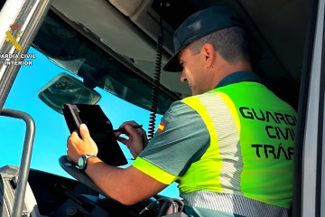Un agente durante la operación