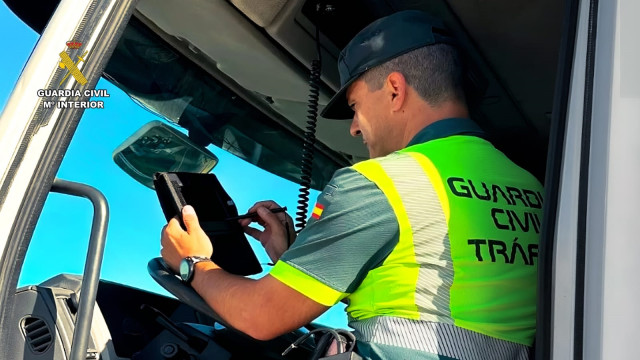 Un agente durante la operación