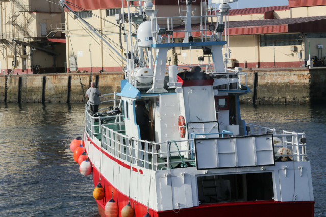 Archivo - Marineros en el Puerto de Burela, a 3 de octubre de 2022, en Burela, Lugo, Galicia (España).