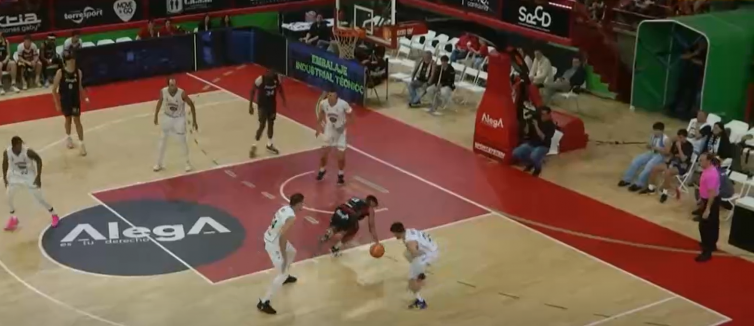 El Obradoiro pasa como un ciclón por Torrelavega y roza el ascenso a la ACB (65-95)
