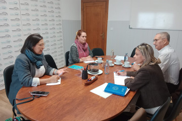 Los diputados del Grupo Parlamentario Popular Noelia Pérez y Argimiro Marnotes, en una reunión con la Unión Cooperativas EspazoCoop, en Santiago de Compostela.