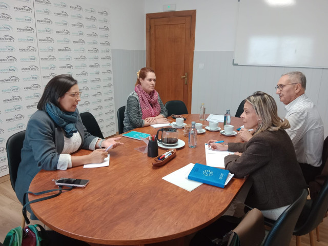 Los diputados del Grupo Parlamentario Popular Noelia Pérez y Argimiro Marnotes, en una reunión con la Unión Cooperativas EspazoCoop, en Santiago de Compostela.