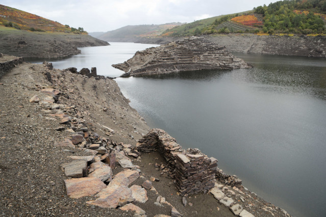 Archivo - Bajo nivel de agua en el embalse de Belesar, 7 de noviembre de 2025, en Belesar, Lugo, Galicia (España).