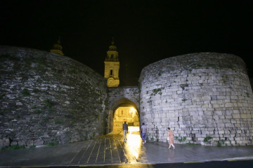 Archivo - Varias personas caminan por la muralla romana de Lugo