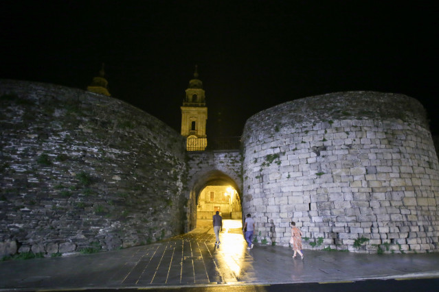 Archivo - Varias personas caminan por la muralla romana de Lugo