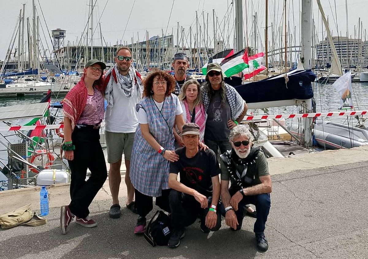 La activista Sandra Garrido (en el centro), junto al resto de integrantes de la delegación gallega de la Global Summud Flotilla.